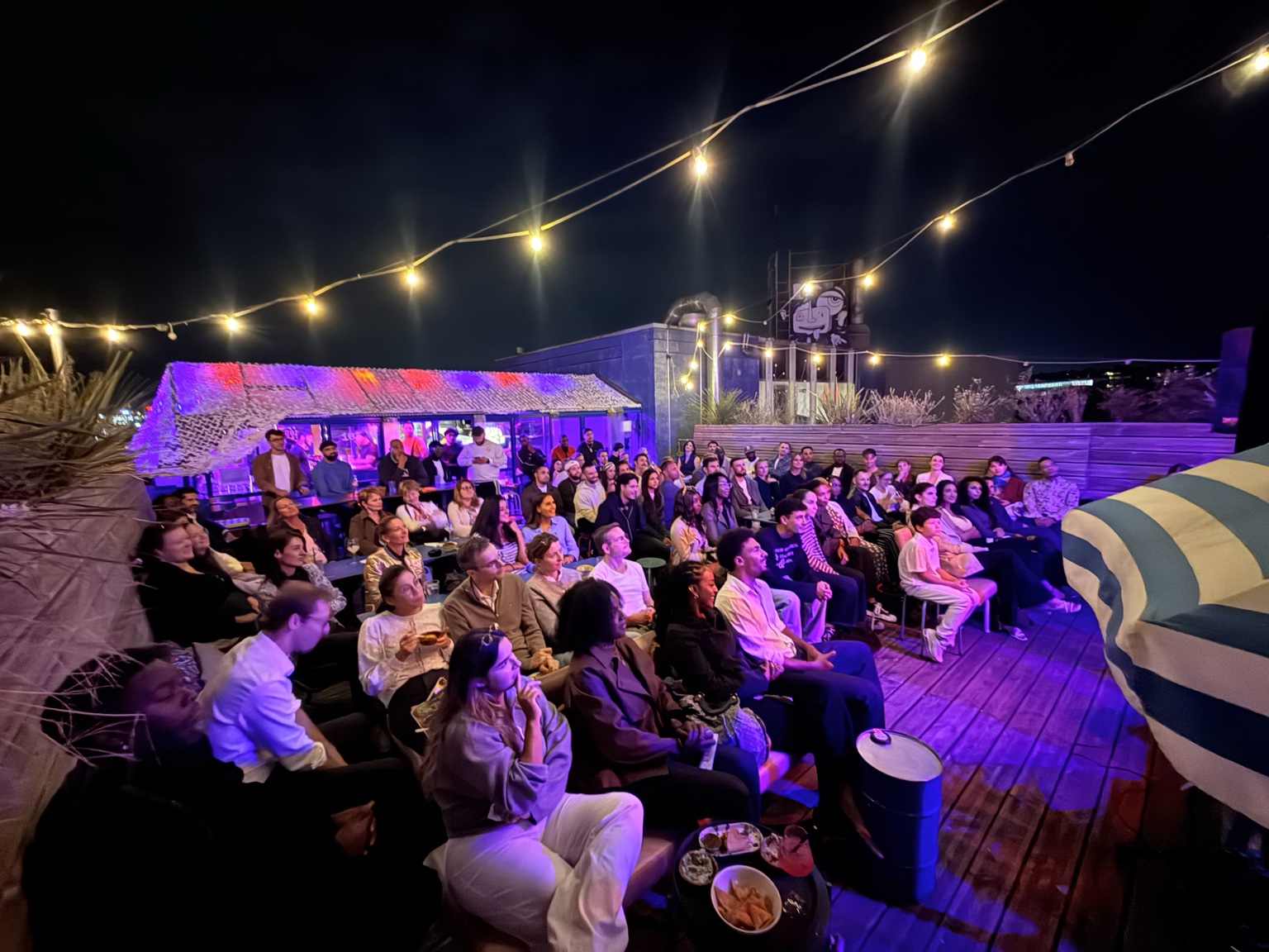 Le public installé sur la terrasse du Rooftop 105 pendant le spectacle Cosy Comedy du 30 septembre 2026