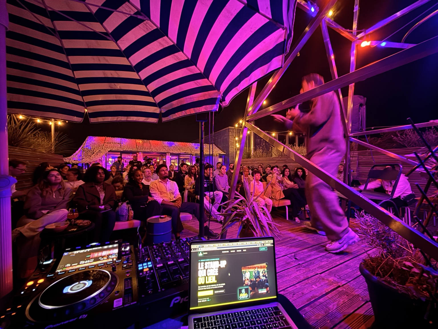 Une artiste sur scène face au public du Cosy Comedy au Rooftop 105, le 30 septembre 2026